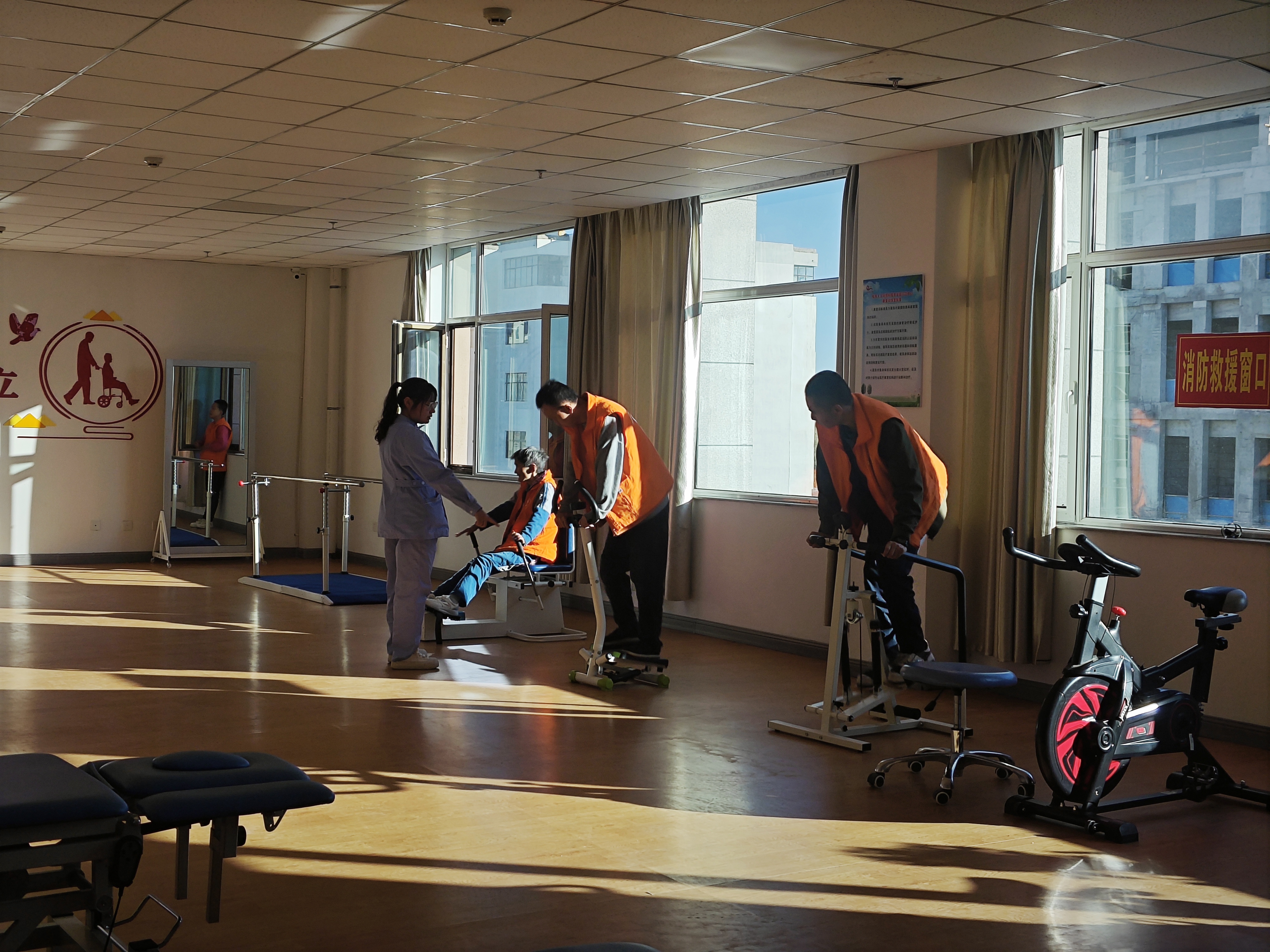 在市残联的精心打造下,示范中心完成了"六室一工坊"功能室改造建设,并